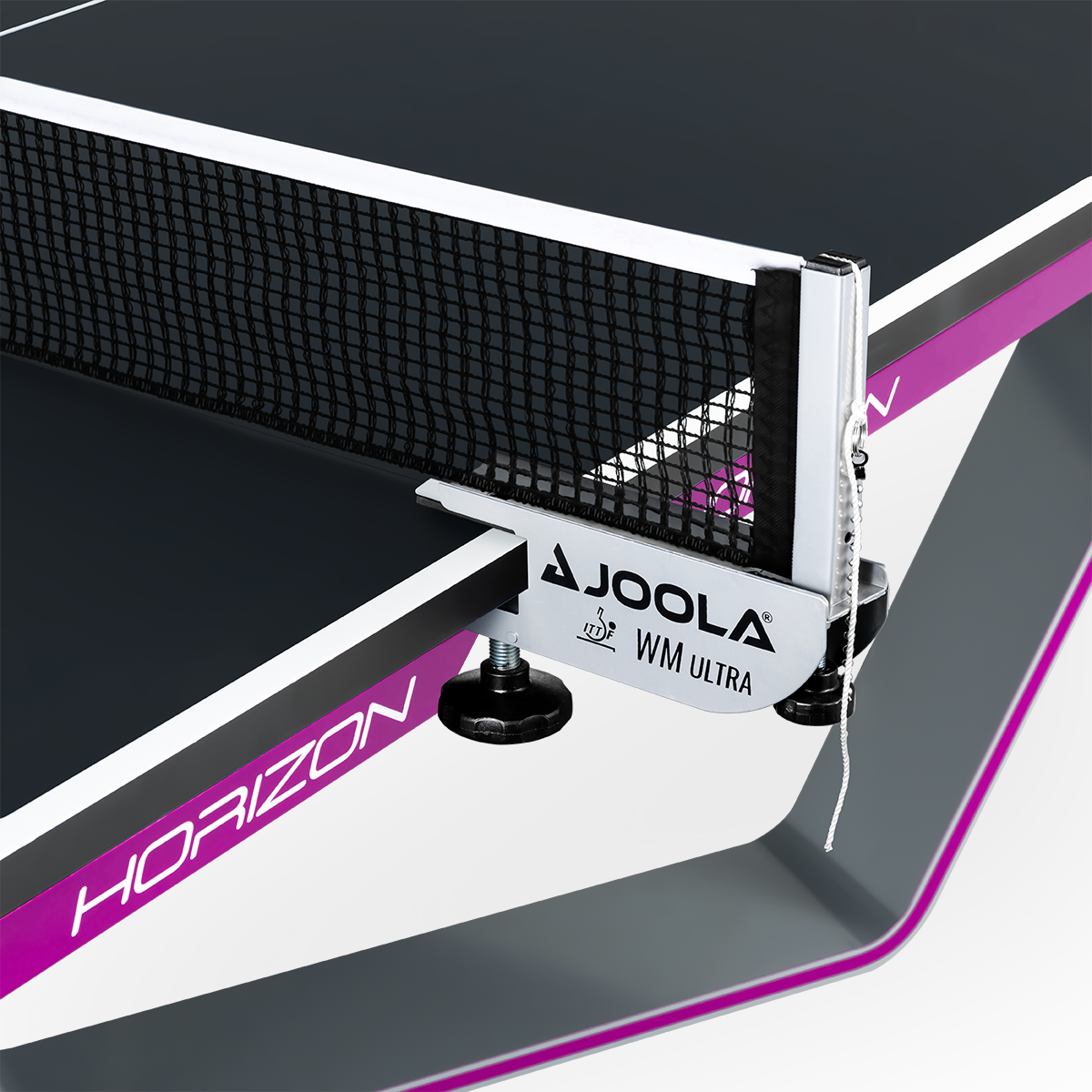 Tischtennisnetz und -halterung JOOLA WM Ultra an Tischtennistisch Horizon, schwarz mit lila Akzenten.