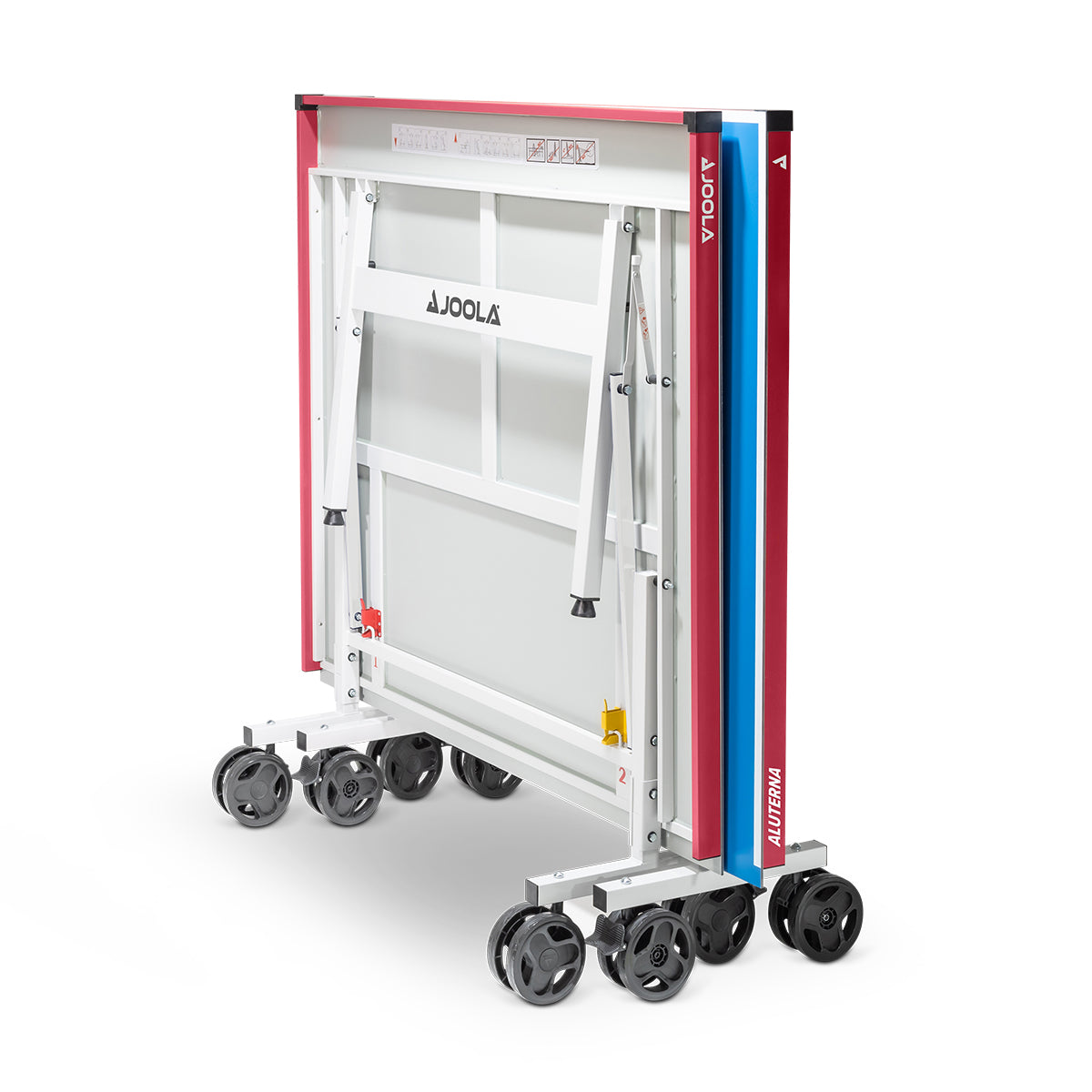 Zusammengeklappter, mobiler Tischtennistisch mit roten und blauen Spielfeldseiten und Rollen für einfachen Transport.
