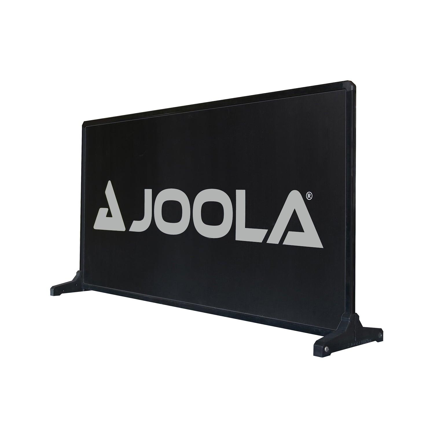 Schwarze JOOLA Werbebande mit weißem Logo, freistehend.