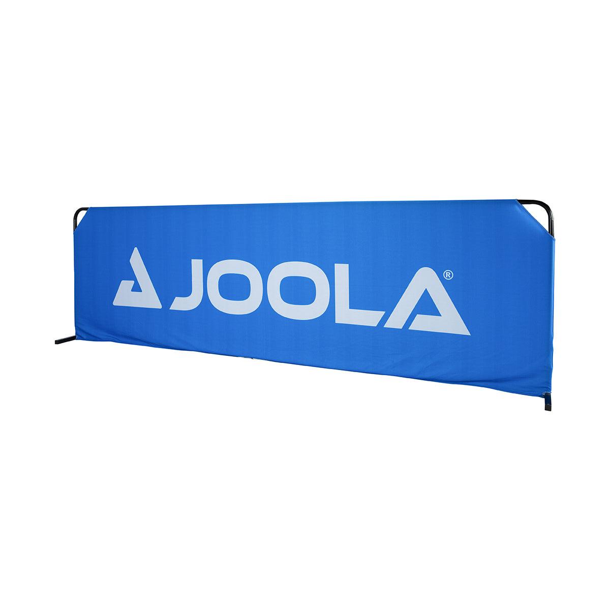 Blauer Werbebanner mit weißem JOOLA-Logo auf schwarzem Metallrahmen.