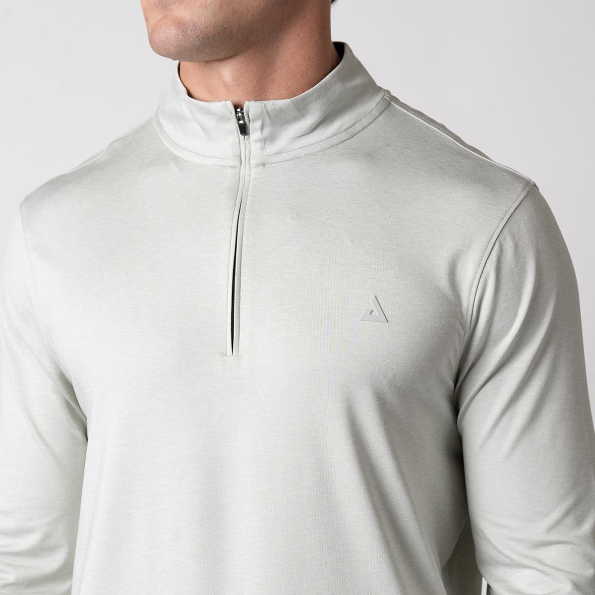 Herren-Sportshirt in Hellgrau mit kurzem Reißverschluss und Stehkragen, Logo auf der Brust.
