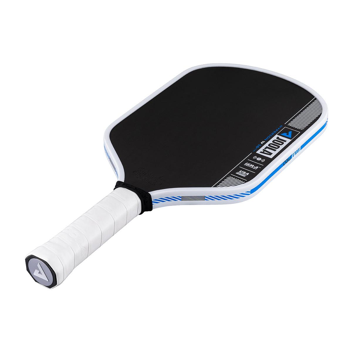 Pickleball-Schläger mit schwarzer Schlagfläche und weiß-blauem Rahmen, weiß umwickelter Griff.