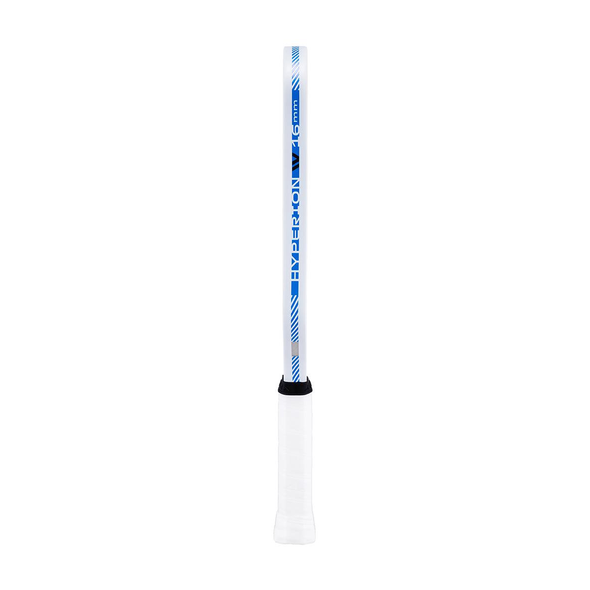 Seitliche Ansicht eines weißen Tennisschlägers mit blauem Schriftzug "EXPERT ONE 16 mm" und weißem Griffband.