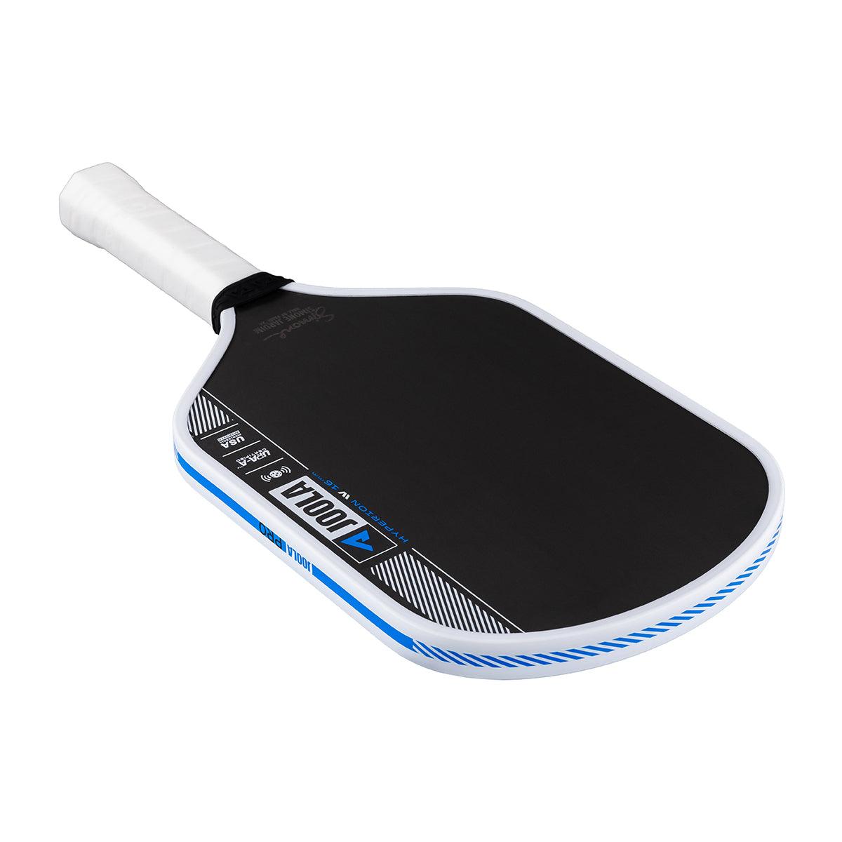 Pickleball-Schläger mit schwarzer Schlagfläche, weißem Griff und blauen Akzenten.