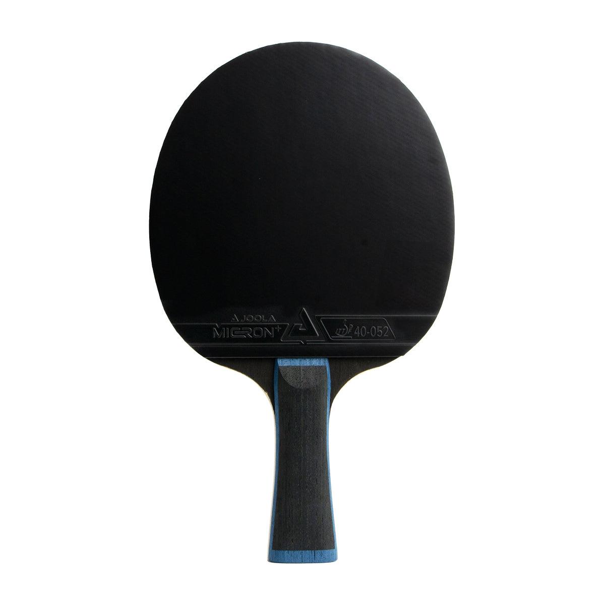 Schwarzer Tischtennisschläger mit blau-schwarzem Griff, Modell JOOLA Micron+.