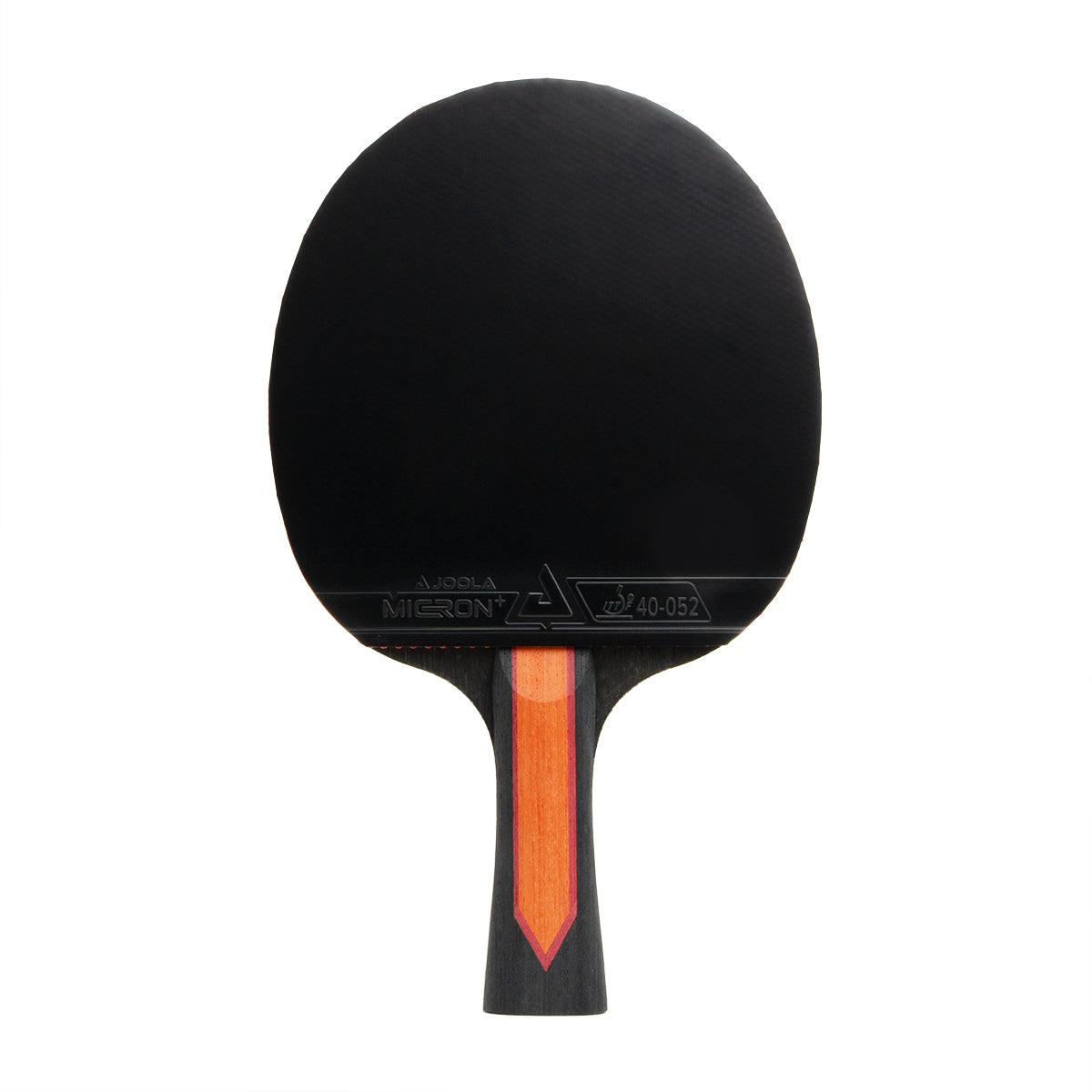 Schwarzer Tischtennisschläger mit Holzgriff und orange-rotem Streifen.