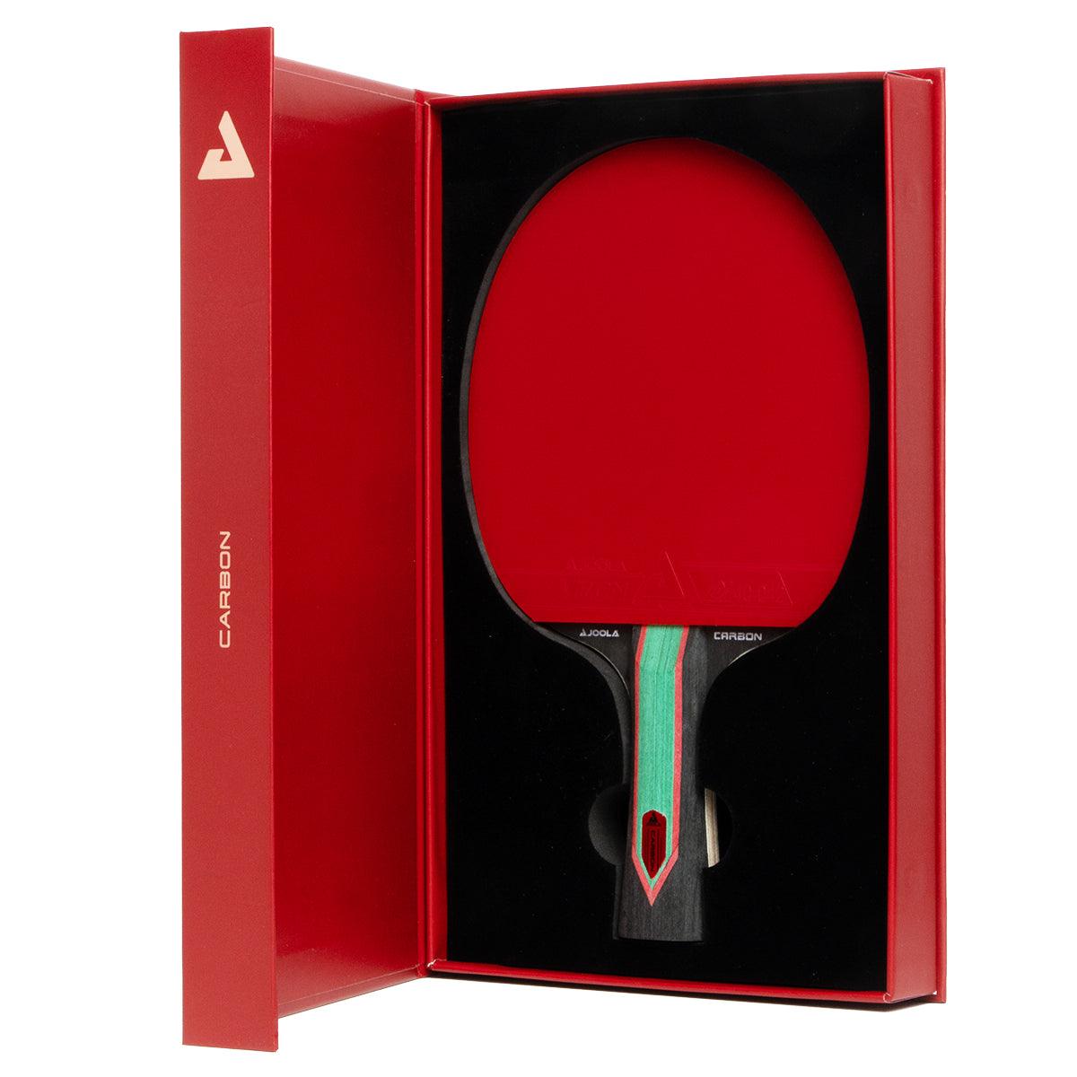 Tischtennisschläger mit rotem Belag und grün-schwarzem Griff in roter Geschenkbox.