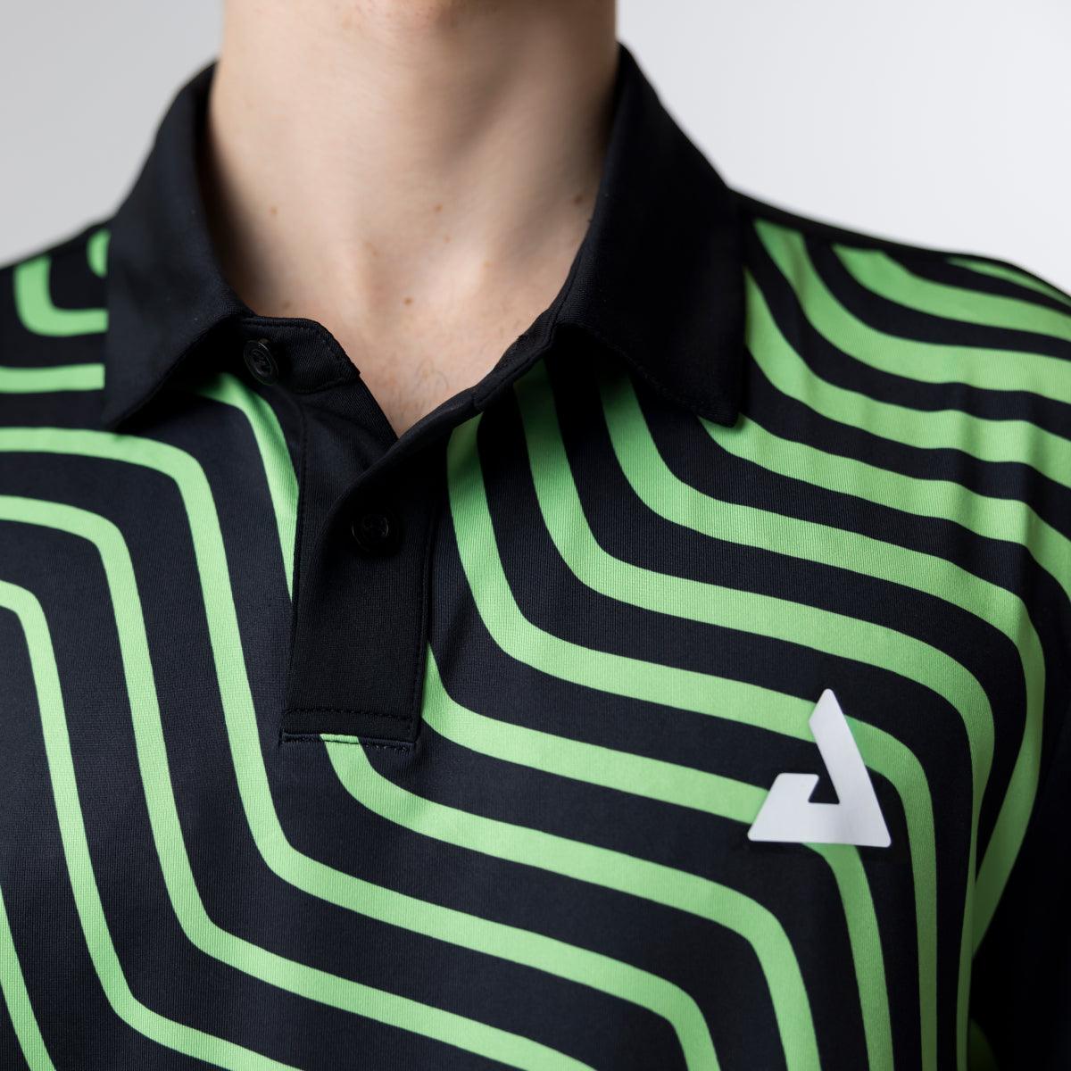Schwarzes Polo-Shirt mit grünem, wellenförmigem Muster und weißem Logo auf der Brust.