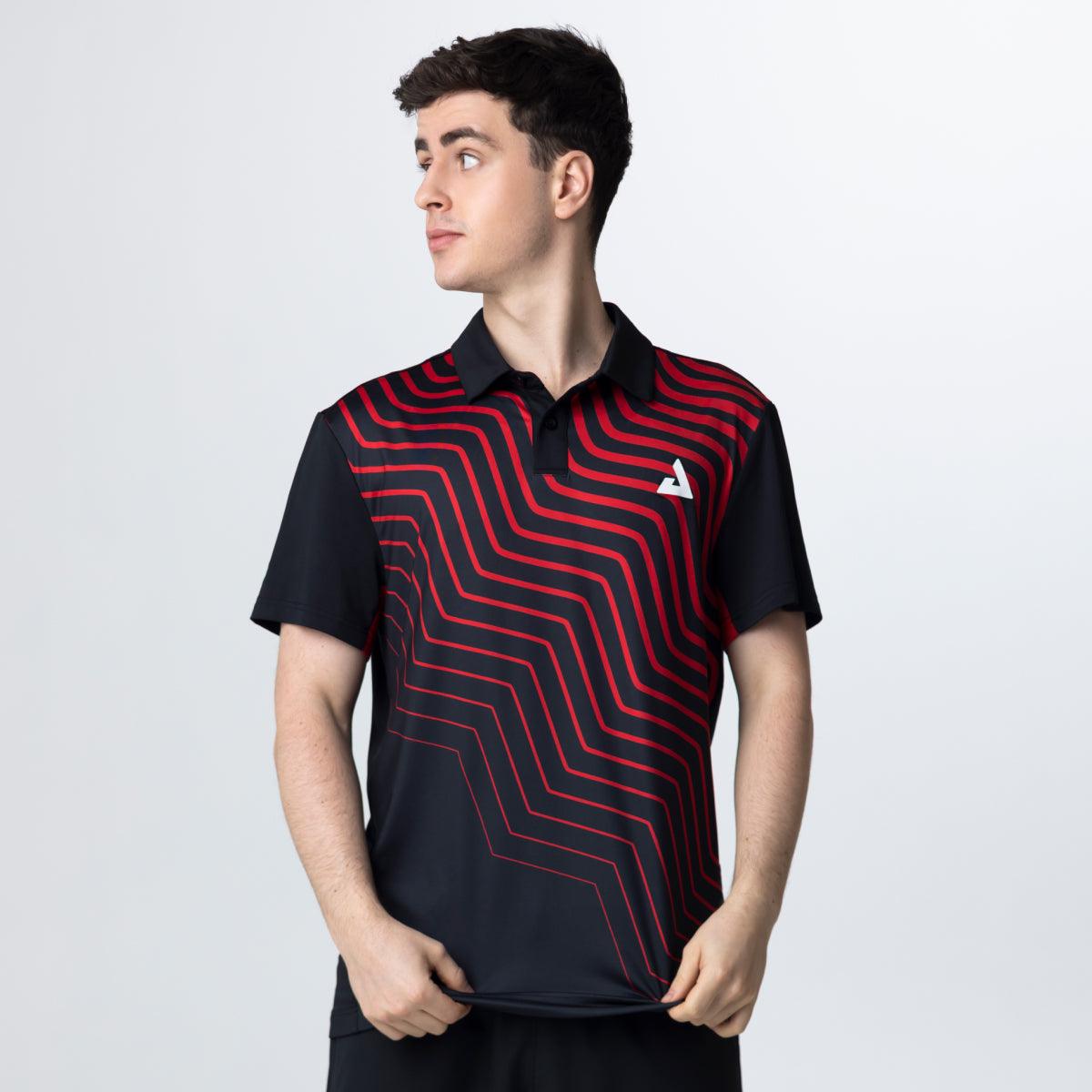 Junger Mann trägt schwarzes Polo-Shirt mit rotem, wellenförmigem Linienmuster und weißem Logo auf der Brust.