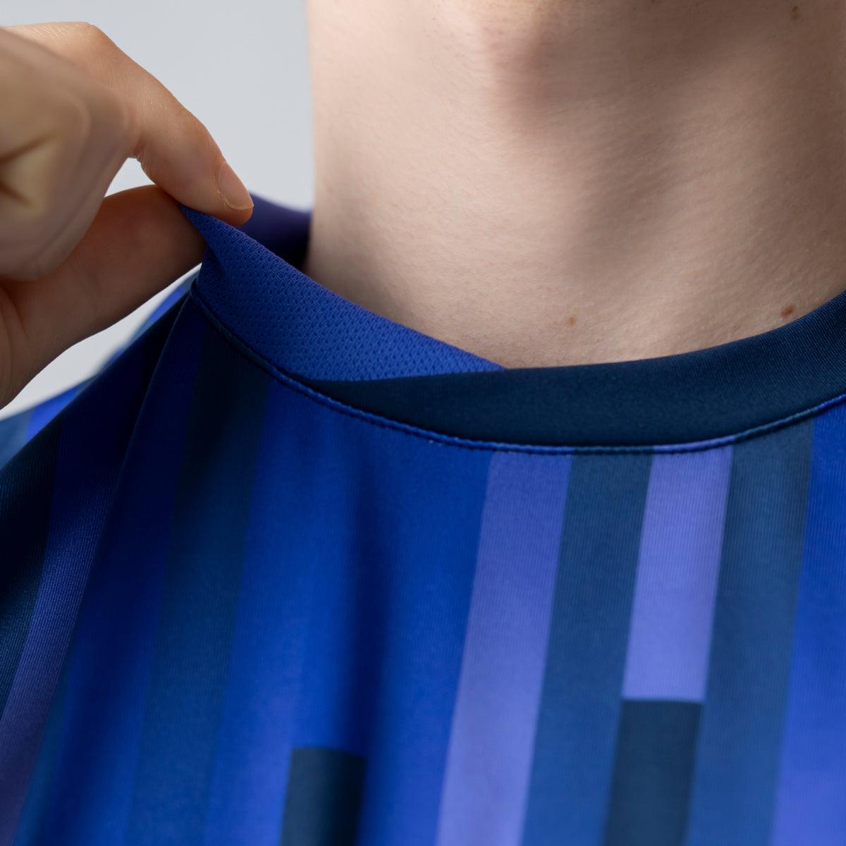 Nahaufnahme eines blauen Sportshirts mit Streifenmuster am Rundhalsausschnitt.