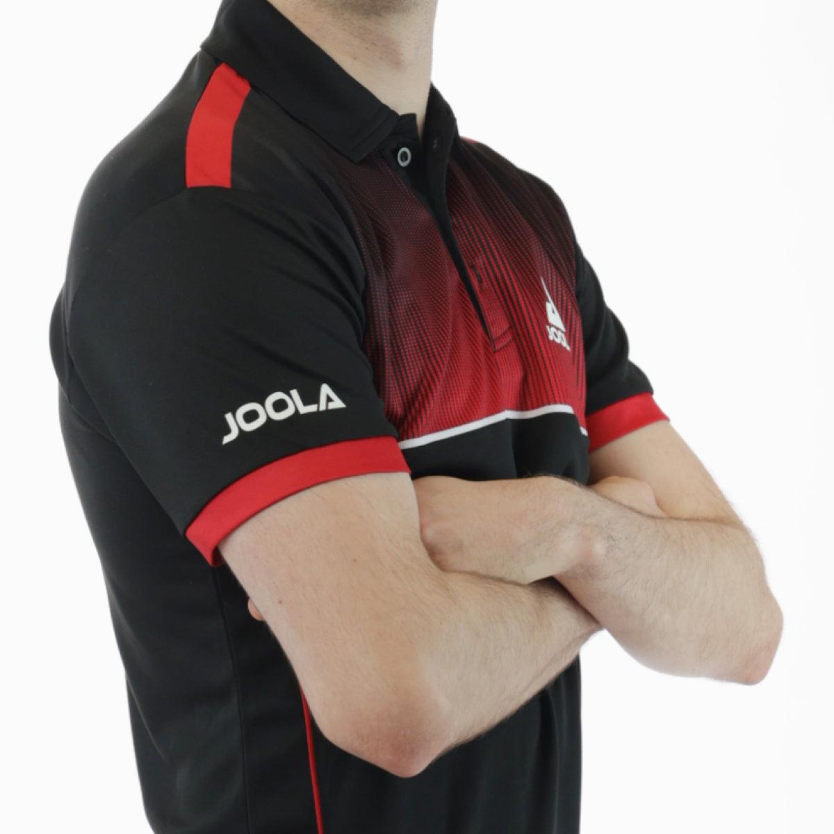 Mann trägt schwarzes und rotes JOOLA Sport-Poloshirt mit kurzem Arm und Logo auf dem Ärmel.