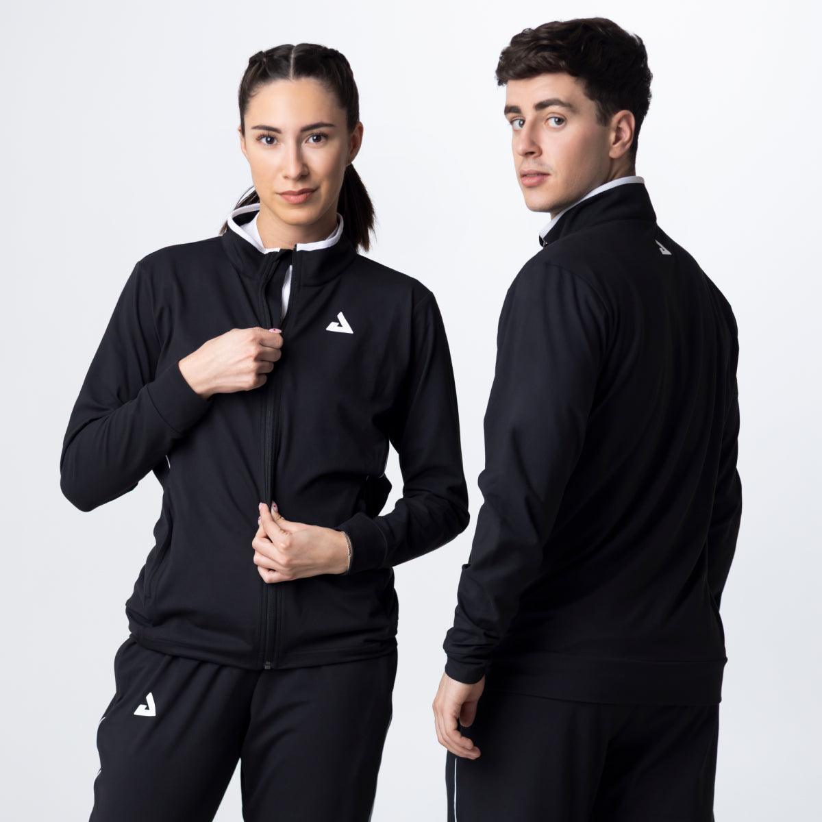 Zwei Models tragen schwarze Sportjacken mit Reißverschluss und weißem Logo, eine Frau von vorne und ein Mann von hinten.