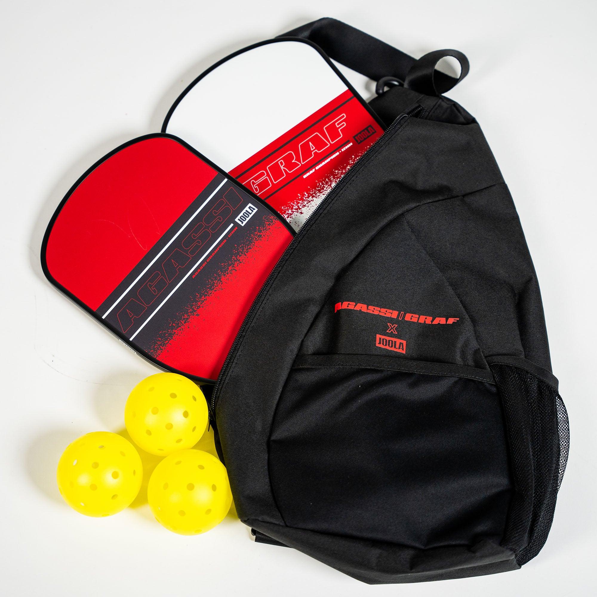 Schwarzer Pickleball-Rucksack mit zwei roten Schlägern und drei gelben Pickleball-Bällen.