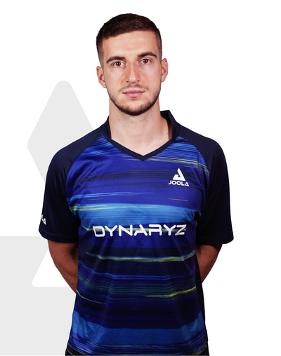 Mann trägt blau-schwarzes JOOLA Dynaryz Sportshirt mit V-Ausschnitt und horizontalen Streifen.