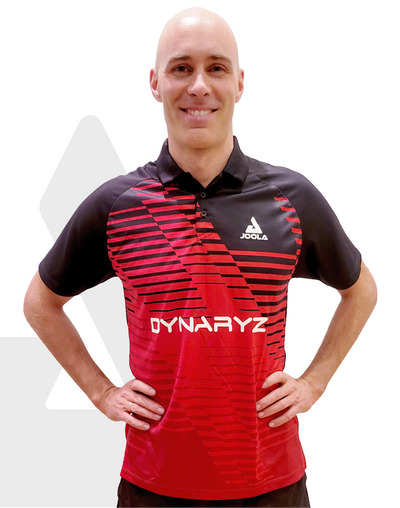 Mann trägt rotes und schwarzes JOOLA Dynaryz Sportshirt mit kurzem Kragen und Logo auf der Brust.