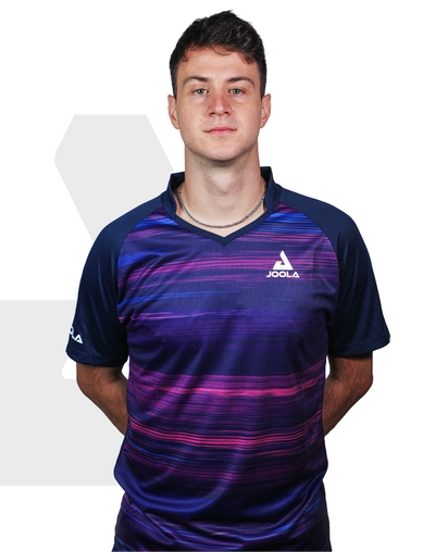 Junger Mann trägt sportliches JOOLA T-Shirt in Blau mit pink-lila Streifen und V-Ausschnitt, vor weißem Hintergrund.
