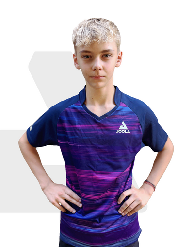 Junge mit kurzem blondem Haar trägt blau-lila gestreiftes JOOLA Sportshirt, steht mit Händen in der Hüfte vor weißem Hintergrund.