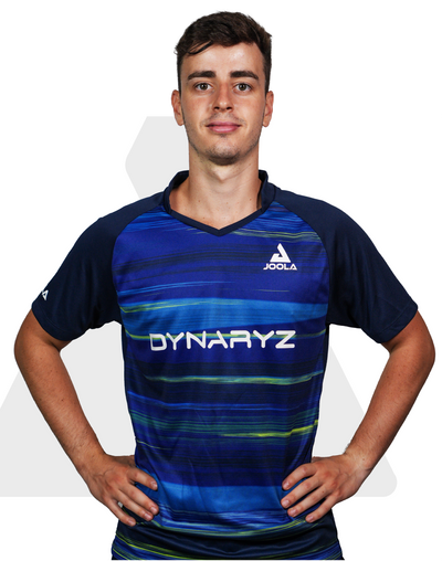 Mann in blau-schwarzem JOOLA Dynaryz Sportshirt mit Händen in der Hüfte vor weißem Hintergrund.