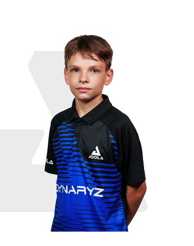 Junge trägt blau-schwarzes JOOLA Tischtennis-Trikot mit weißem DYNARYZ-Schriftzug, steht vor weißem Hintergrund.