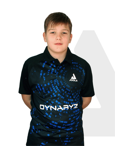 Junge trägt schwarzes JOOLA Sportshirt mit blauem Muster und weißem DYNAryz-Logo, vor weißem Hintergrund.