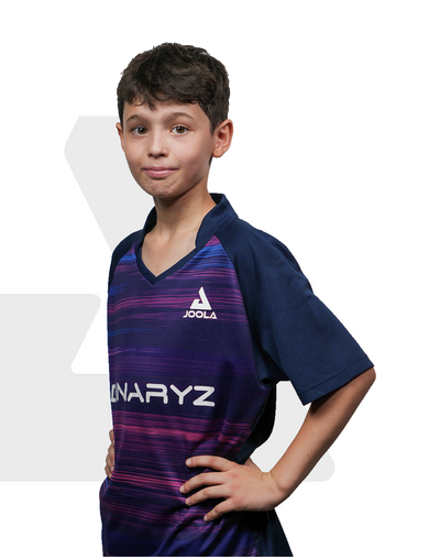 Junge trägt blau-lila gestreiftes JOOLA Sportshirt mit V-Ausschnitt und weißem CANARYZ-Logo, Hände in Hüfte.