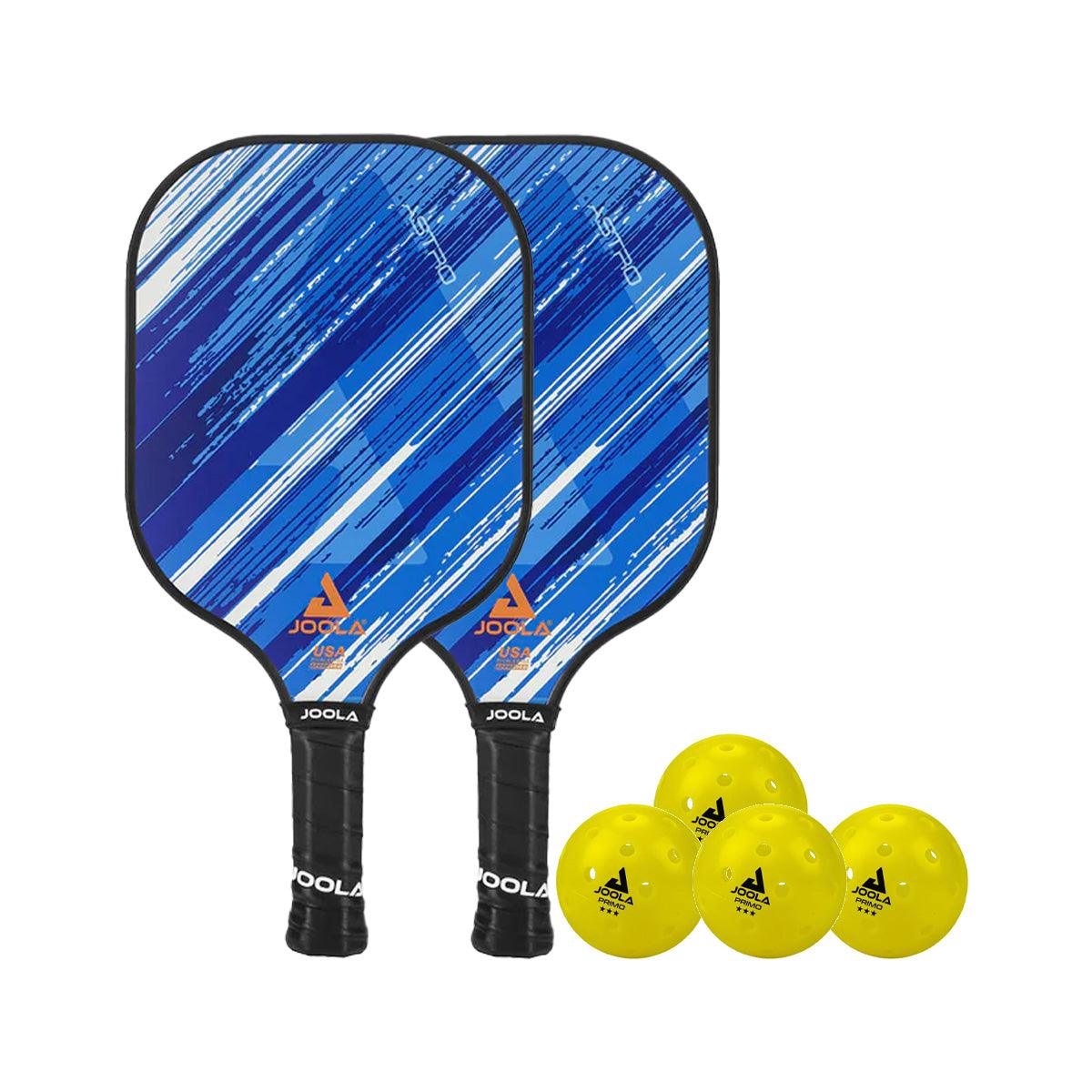 Zwei blaue Pickleball-Schläger mit schwarzem Griff und vier gelbe Pickleball-Bälle.