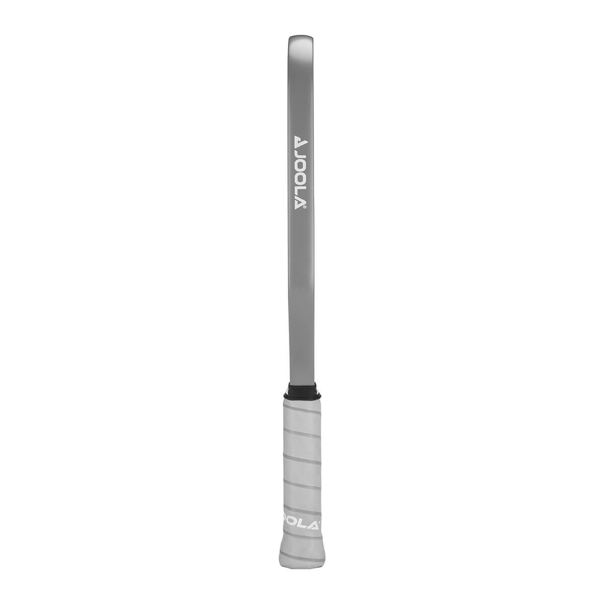 Fokus auf das Material des JOOLA Pickleball Schläger Ben Johns Hyperion C2 CFS 14, zeigt das innovative Design.