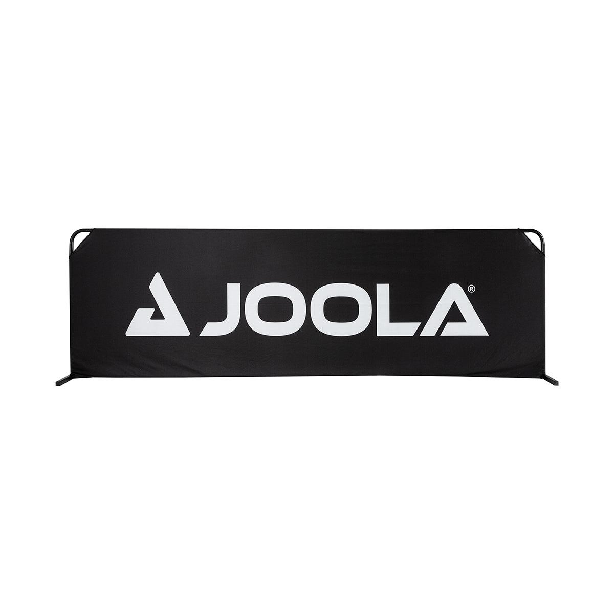 Schwarze Werbebande mit weißem JOOLA-Logo, auf Metallrahmen gespannt.