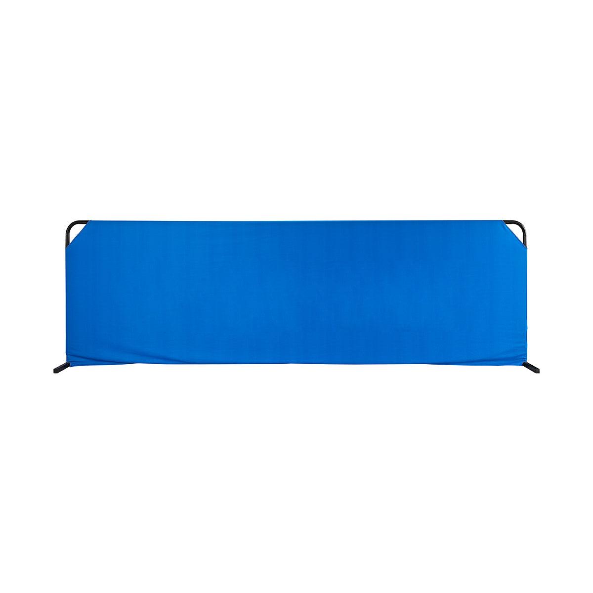 Blauer Sichtschutz mit Metallrahmen, rechteckig, freistehend.