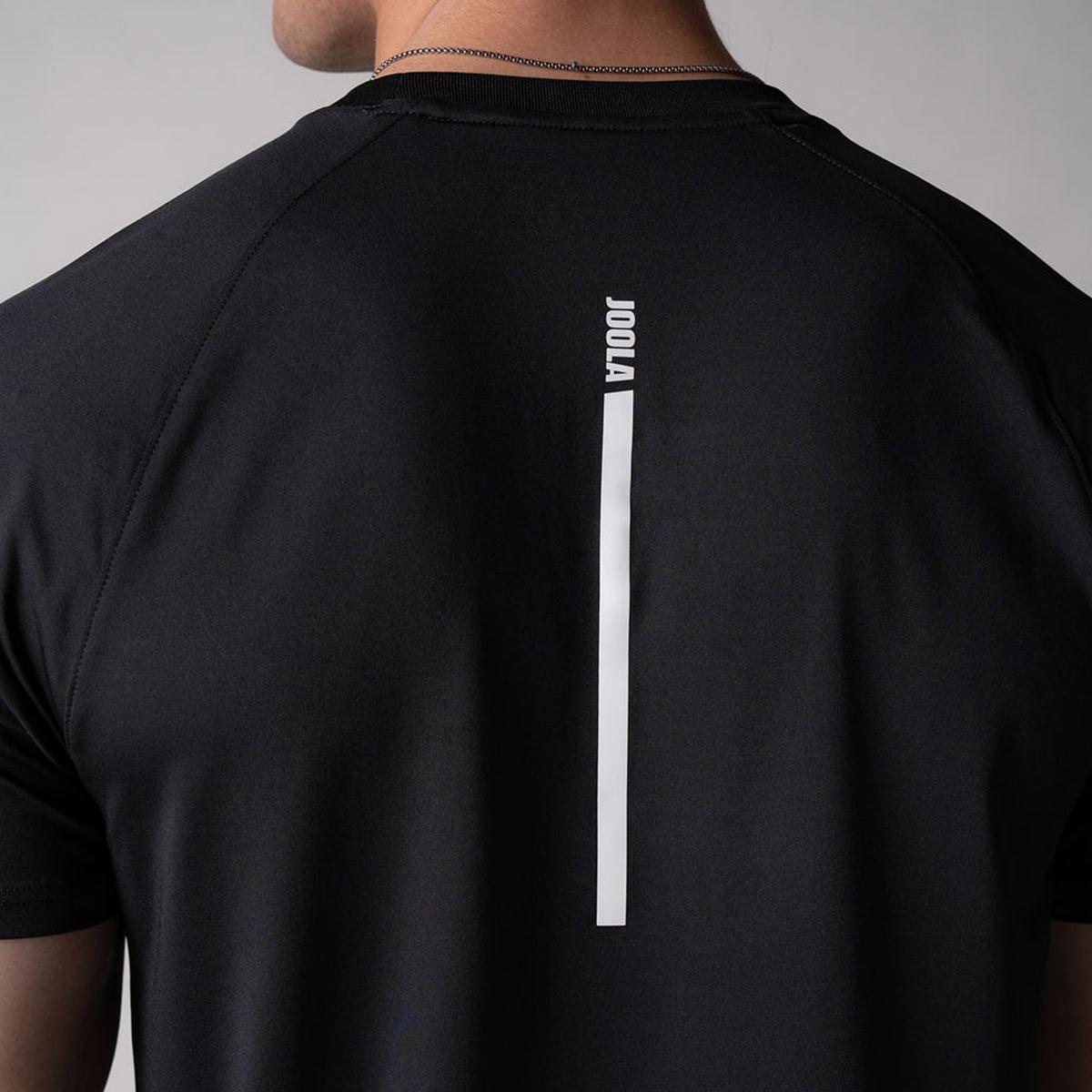 Schwarzes Sportshirt mit weißem vertikalem JOOLA-Logo auf dem Rücken.
