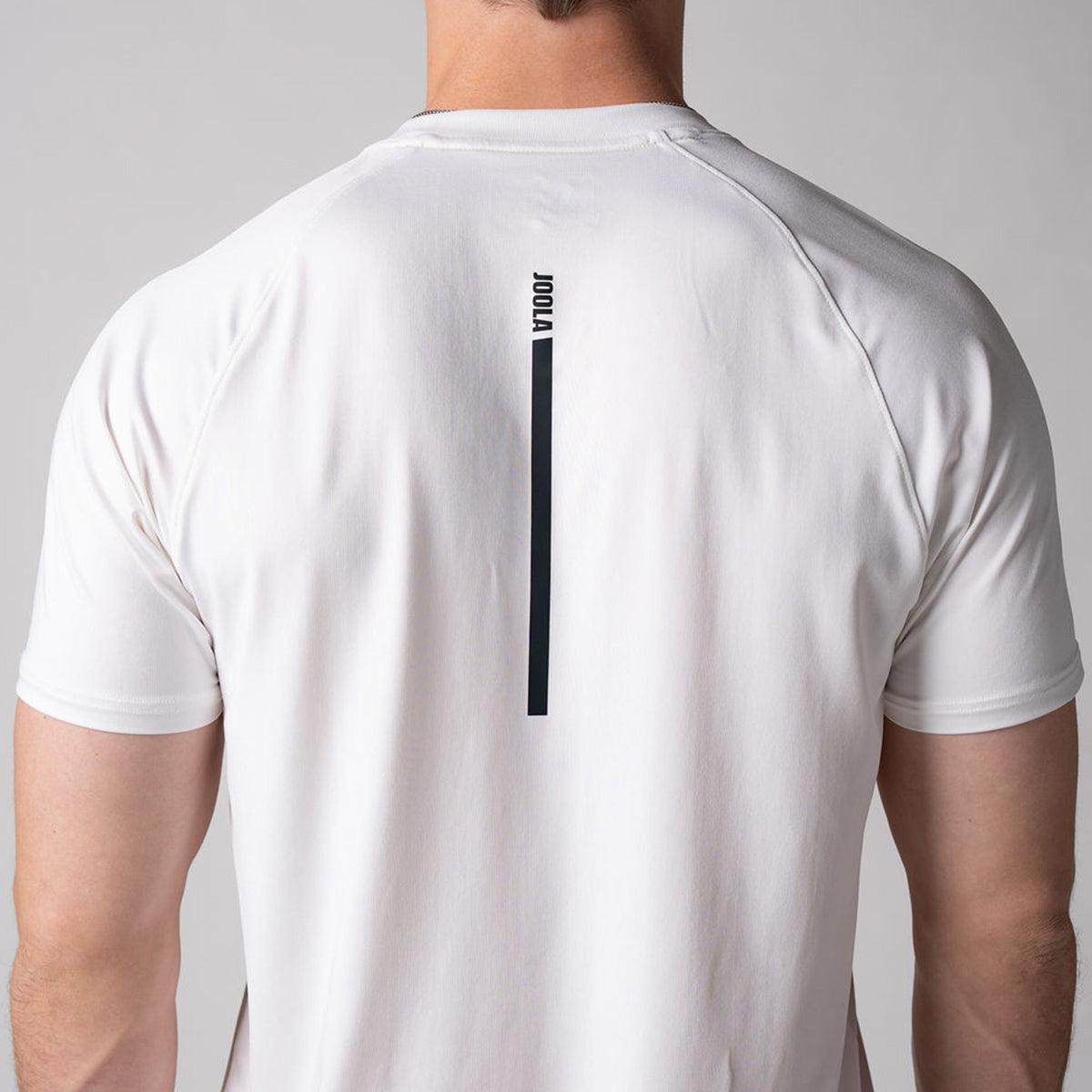 Rückansicht eines weißen T-Shirts mit kurzem Ärmel und schwarzem vertikalem JOOLA-Logo in der Mitte.