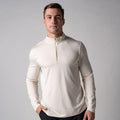 Mann trägt langärmliges, hellbeiges Sportshirt mit kurzem Reißverschluss und Stehkragen.