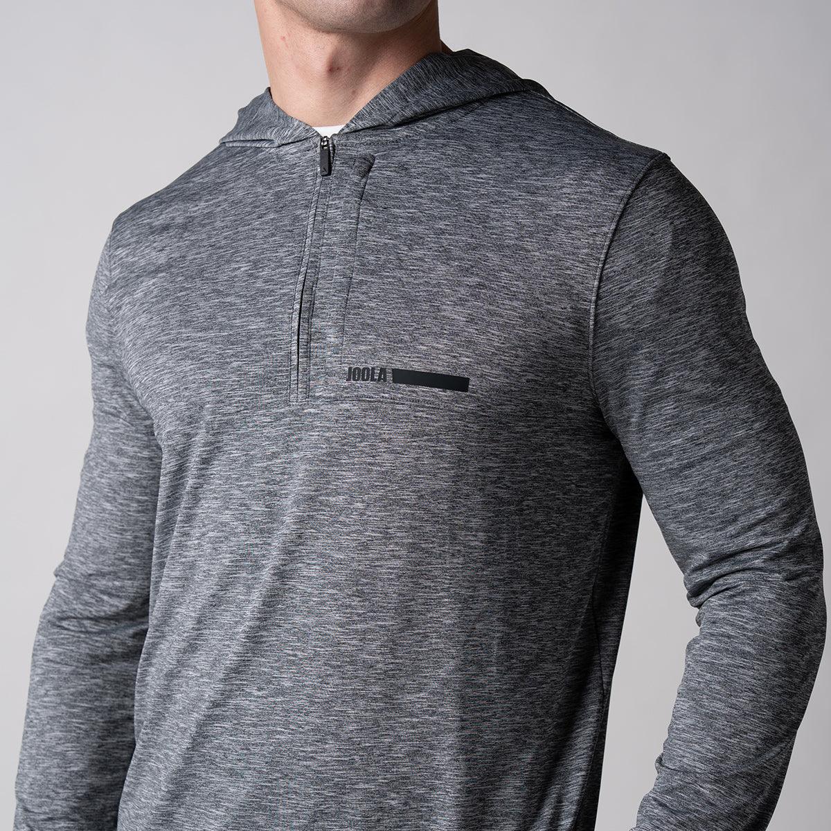 Mann trägt grauen, langärmligen Hoodie mit kurzem Reißverschluss und Kapuze.