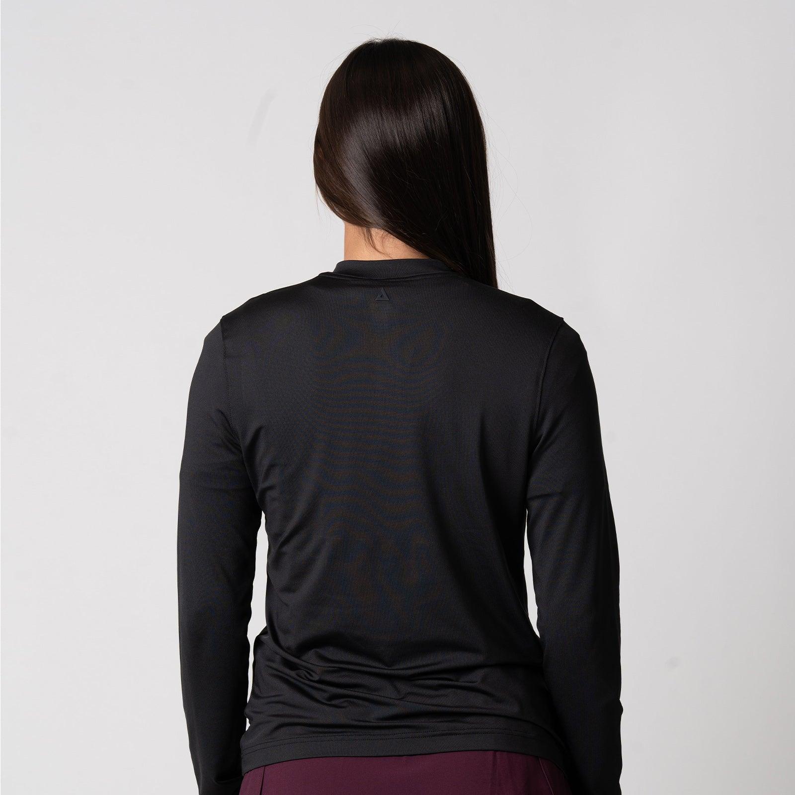 Rückansicht eines schwarzen, langärmligen Sportshirts aus glattem Material, getragen von einer Person mit langen, dunklen Haaren.