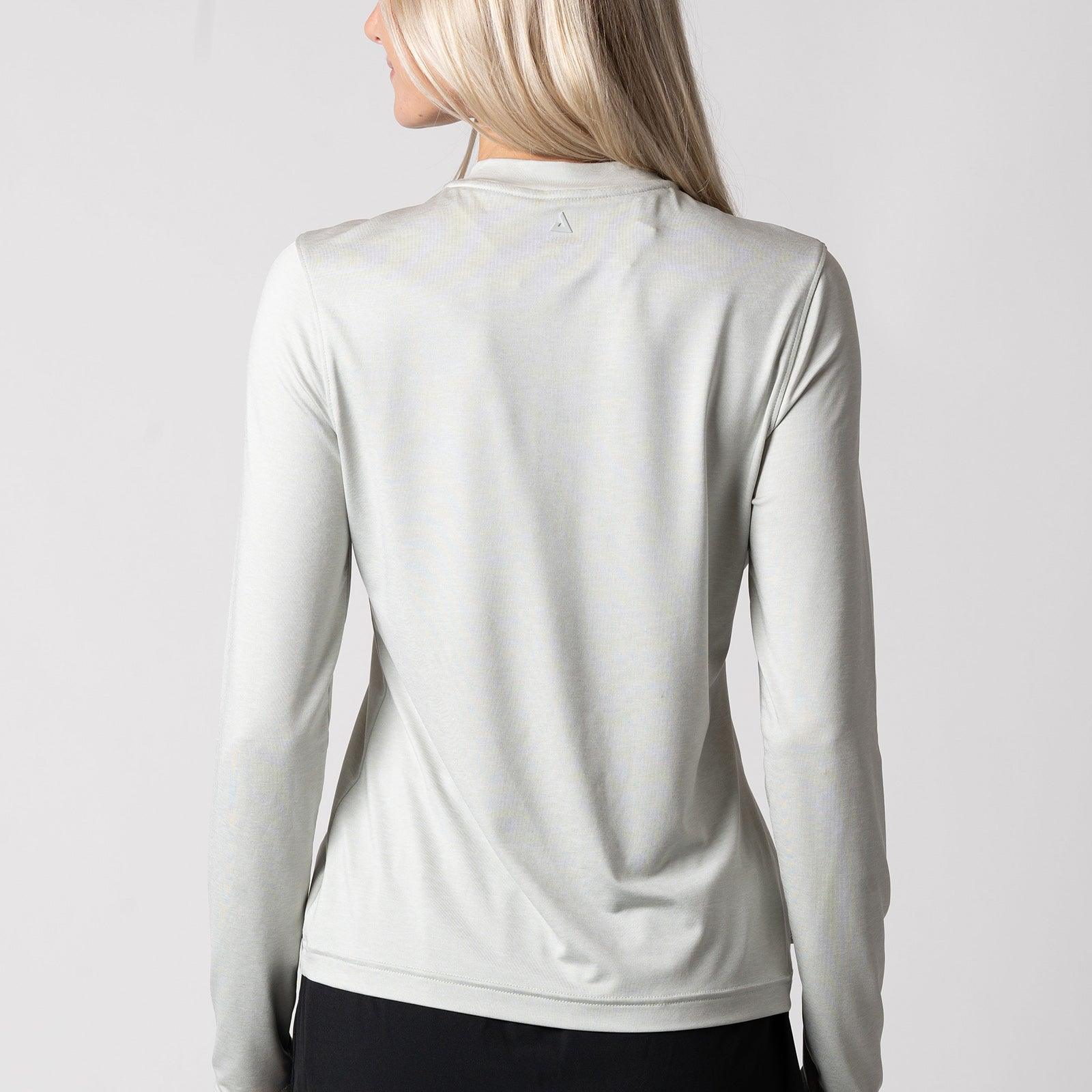 Frau von hinten mit langärmligem, hellgrauem Sportshirt vor hellem Hintergrund.