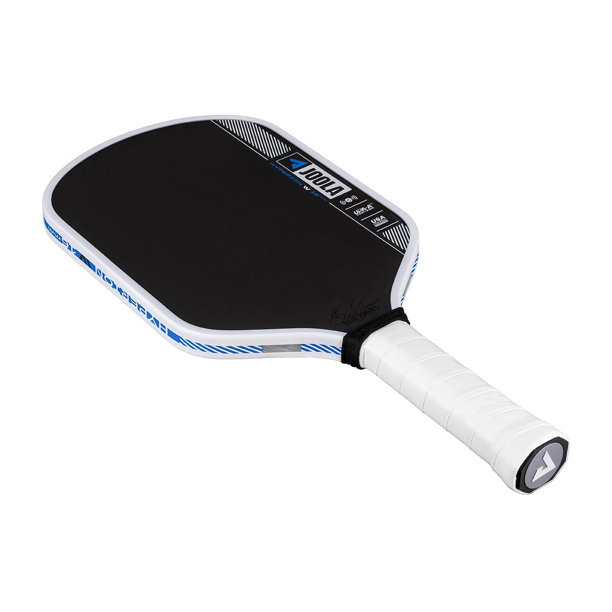 Pickleball-Schläger mit schwarzer Schlagfläche, weißem Griff und blauen Akzenten.