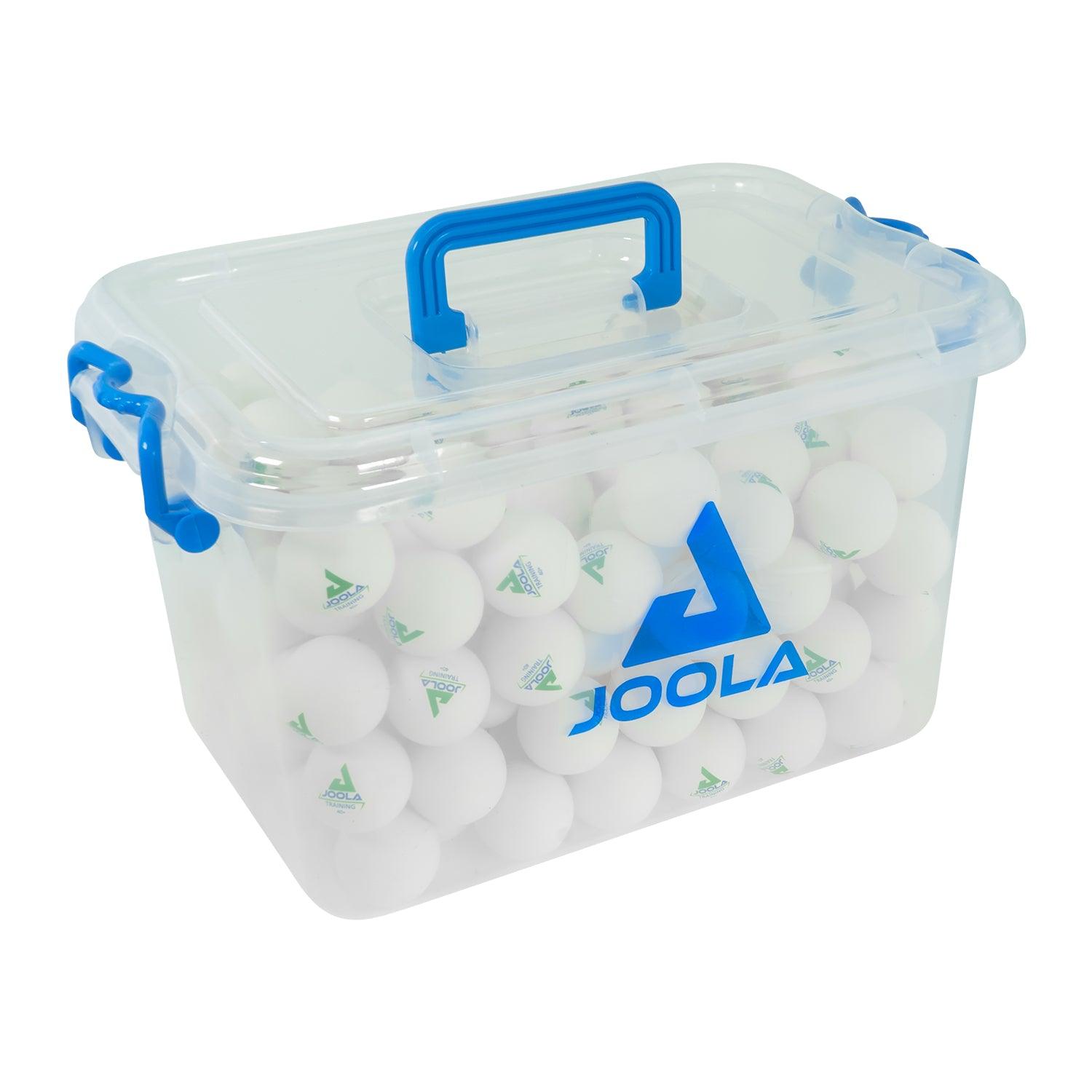 Transparente Kunststoffbox mit blauem Griff und Verschluss, gefüllt mit weißen JOOLA Tischtennisbällen.