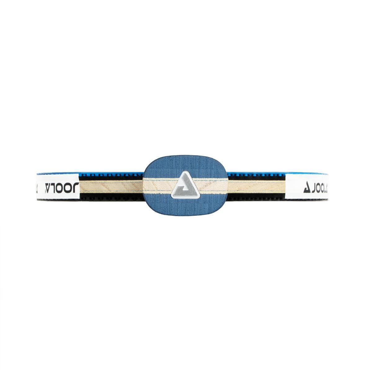 Tischtennisschläger von der Seite mit blauem Griff und weißem JOOLA-Logo.