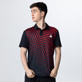 Junger Mann trägt schwarzes Polo-Shirt mit rotem, wellenförmigem Linienmuster und weißem Logo auf der Brust.