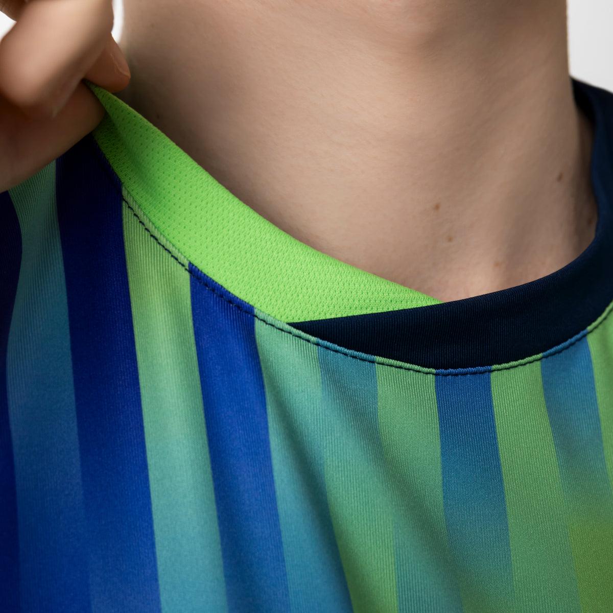 Nahaufnahme eines blau-grün gestreiften Sportshirts mit kontrastierendem hellgrünem Innenkragen, das von einer Person am Kragen gehalten wird.