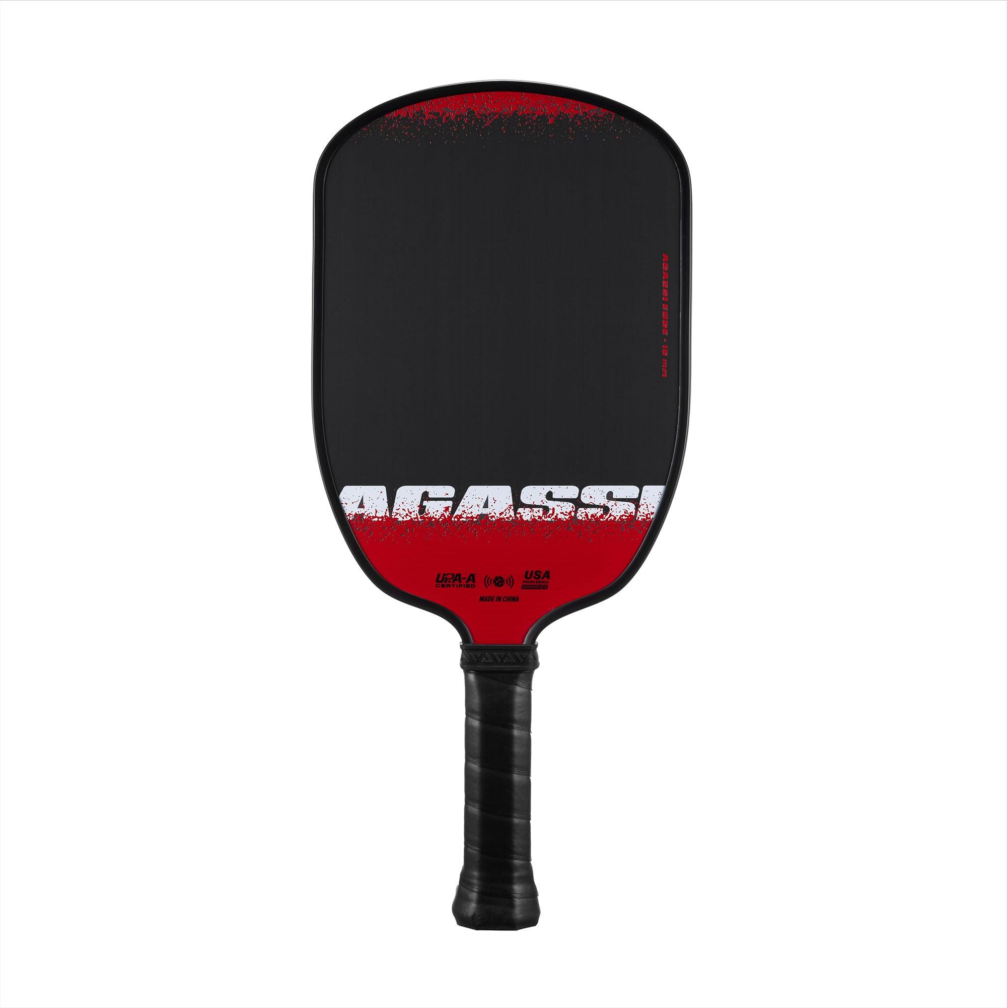 Schwarzer und roter Pickleball-Schläger mit schwarzem Griff und weißer Schrift "AGASSI".