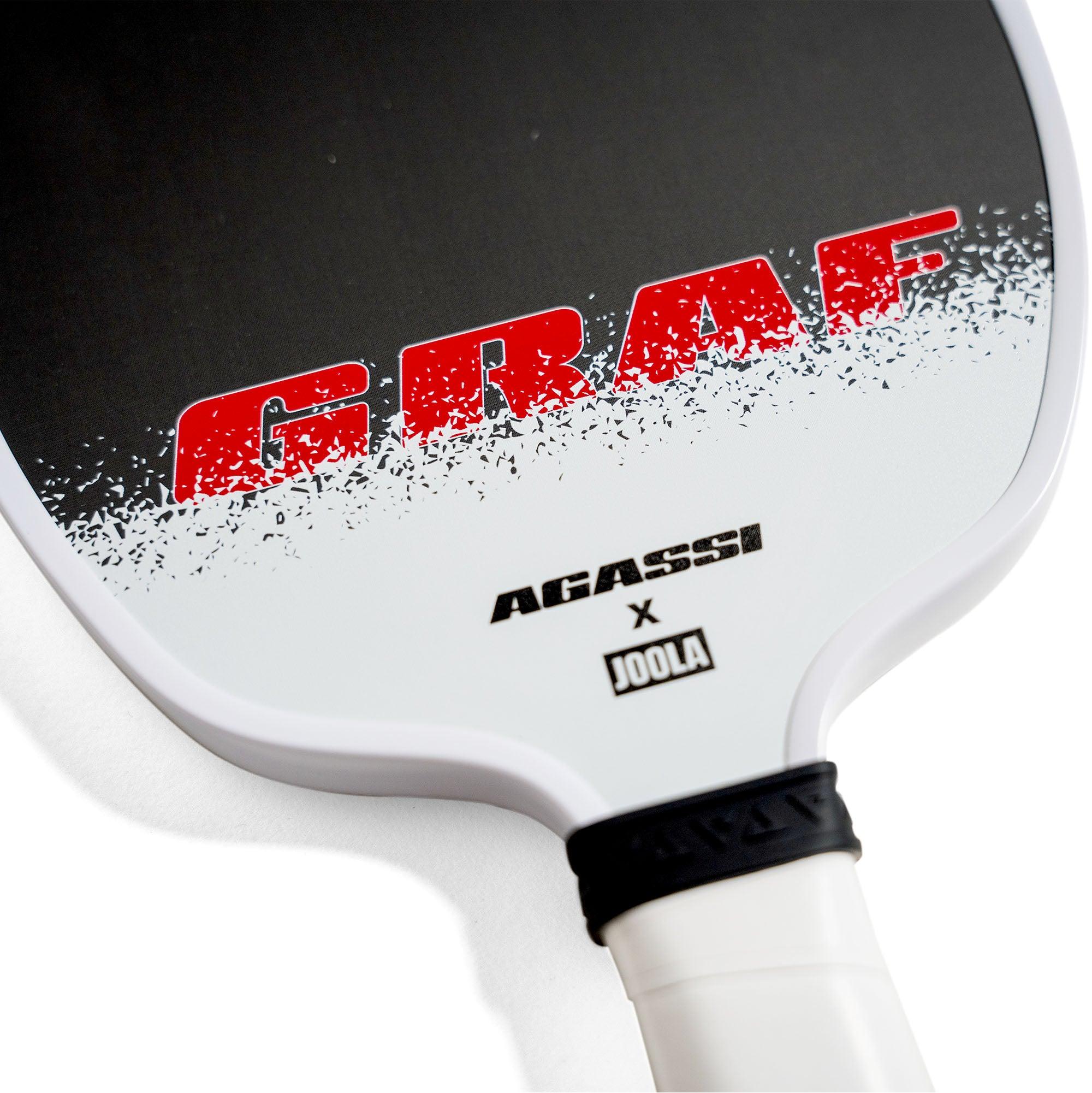 Pickleball-Schläger mit schwarzer und weißer Oberfläche, rotem Schriftzug "GRAAF" und Logos "AGASSI" und "JOOLA".