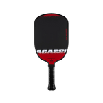 Schwarzer Pickleball-Schläger mit rotem Rand und Schriftzug "AGASSI" auf der Schlagfläche.