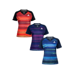 Drei Damen-Sportshirts mit V-Ausschnitt, gestreift in Rot, Lila und Blau, schwarze Ärmel, mit weißem Logo.