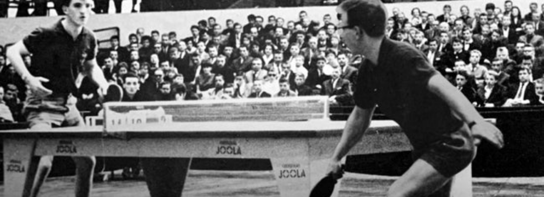 JOOLA Tischtennis Platte in den 1950ern mit zwei Tischtennisspielern