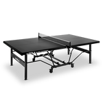 Schwarzer JOOLA Black Outdoor Tischtennistisch mit Netz, klappbar und wetterfest, auf grauer Matte.