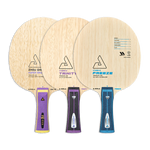 Drei Tischtennisschläger mit Holzgriff in den Farben Gelb, Lila und Blau, verschiedene Modelle von JOOLA.