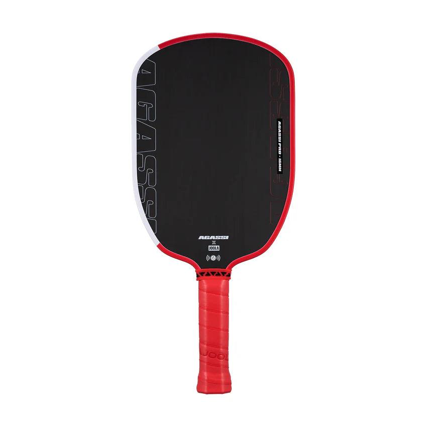 Schwarzer und roter Pickleball-Schläger mit der Aufschrift „Agassi“ und „Joola“.