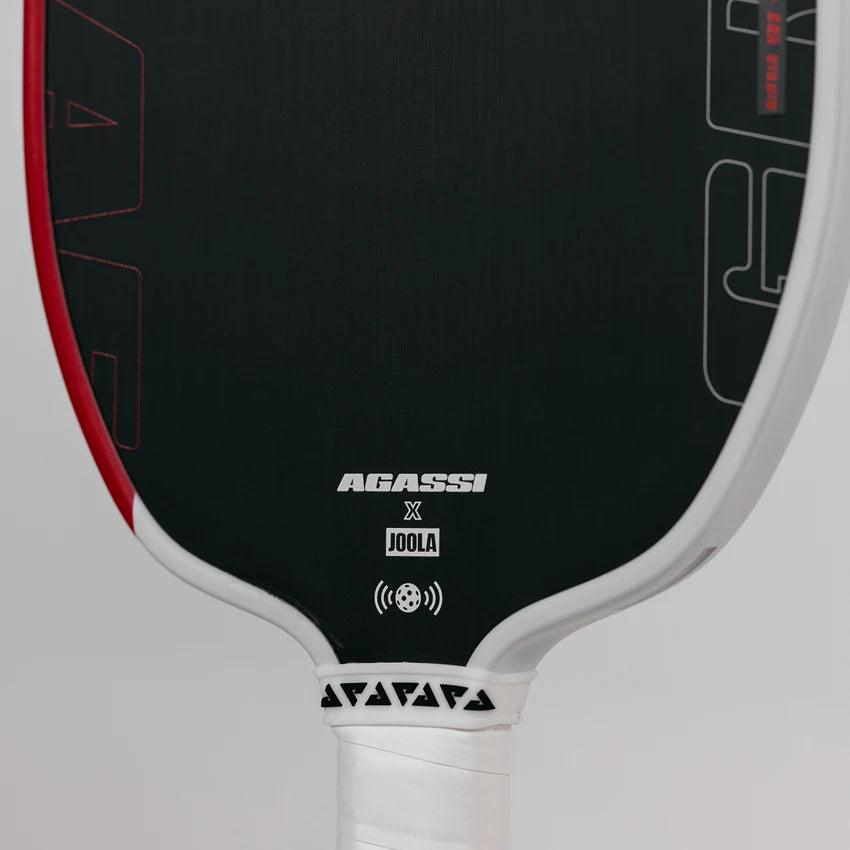 Schwarzer Pickleball-Schläger mit weißem Griff und rotem Rand, Marke Agassi x Joola.