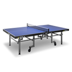 Blauer JOOLA Tischtennistisch mit Netz, schwarzem Gestell und Rollen, freigestellt vor weißem Hintergrund.